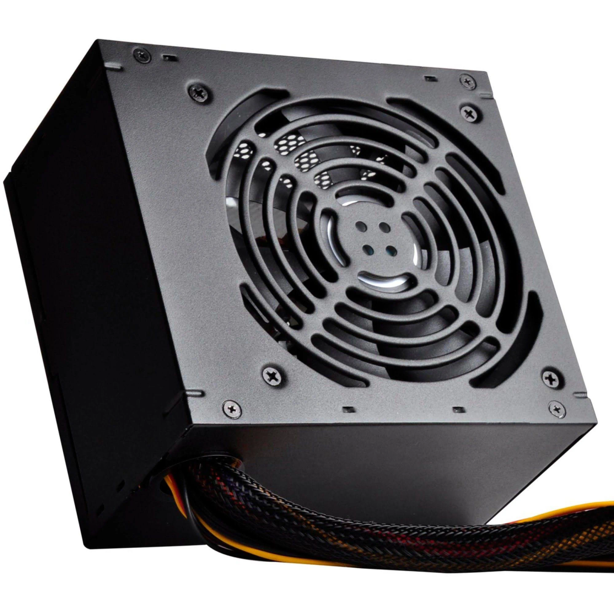 Un alimentatore per computer nero. Ha una ventola con griglia protettiva e un fascio di cavi. Le viti fissano il coperchio.