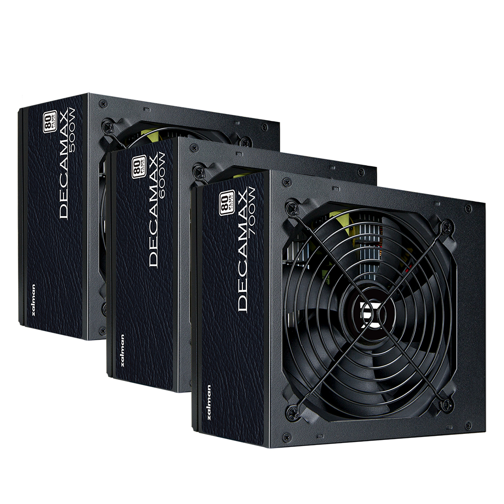 Tre alimentatori DECAMAX neri, 500W, 600W e 700W, disposti uno accanto all'altro. Ognuno ha una ventola e il logo 80 Plus.