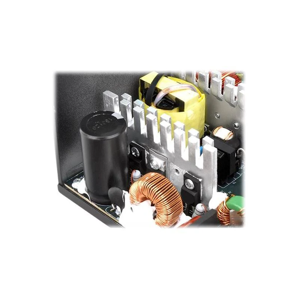 Primo piano di un componente elettronico, con un cilindro nero, bobine di rame e un trasformatore giallo. È visibile un dissipatore di calore.