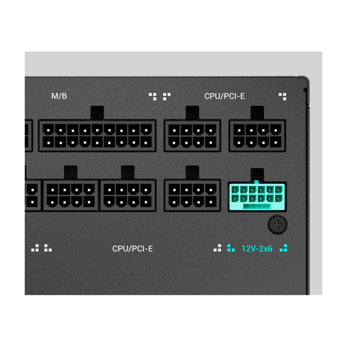 Primo piano di un alimentatore per computer grigio scuro. Mostra più porte di connessione etichettate M/B, CPU/PCI-E e 12V-2x6.