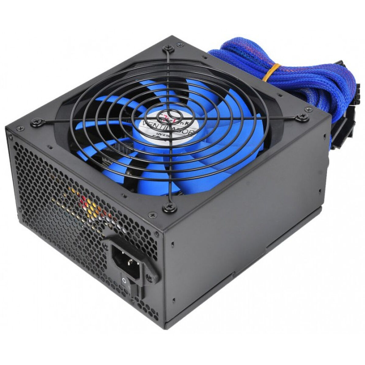 Un alimentatore per computer nero con ventola blu e cavi blu. La ventola è protetta da una griglia metallica.