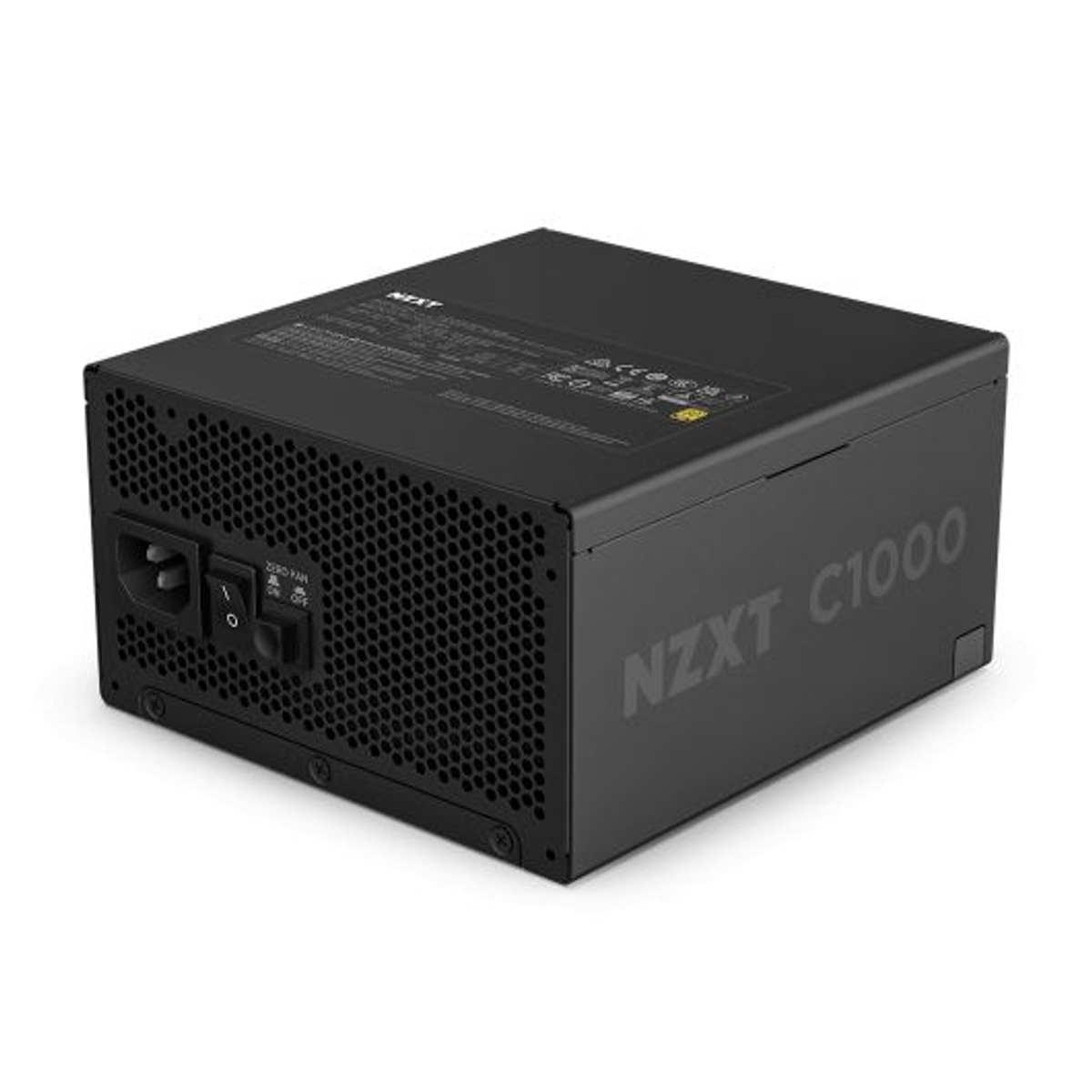 Un alimentatore nero NZXT C1000 su una superficie bianca. Ha un frontale perforato, un interruttore di alimentazione e un ingresso di alimentazione.