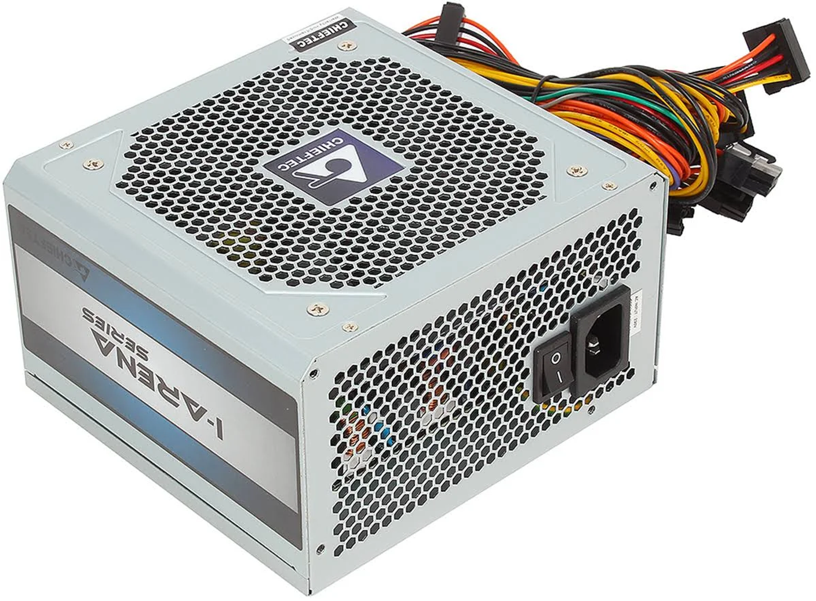 Un alimentatore Chieftec I-Arena. Ha un involucro metallico con griglia, connettori e fili colorati.