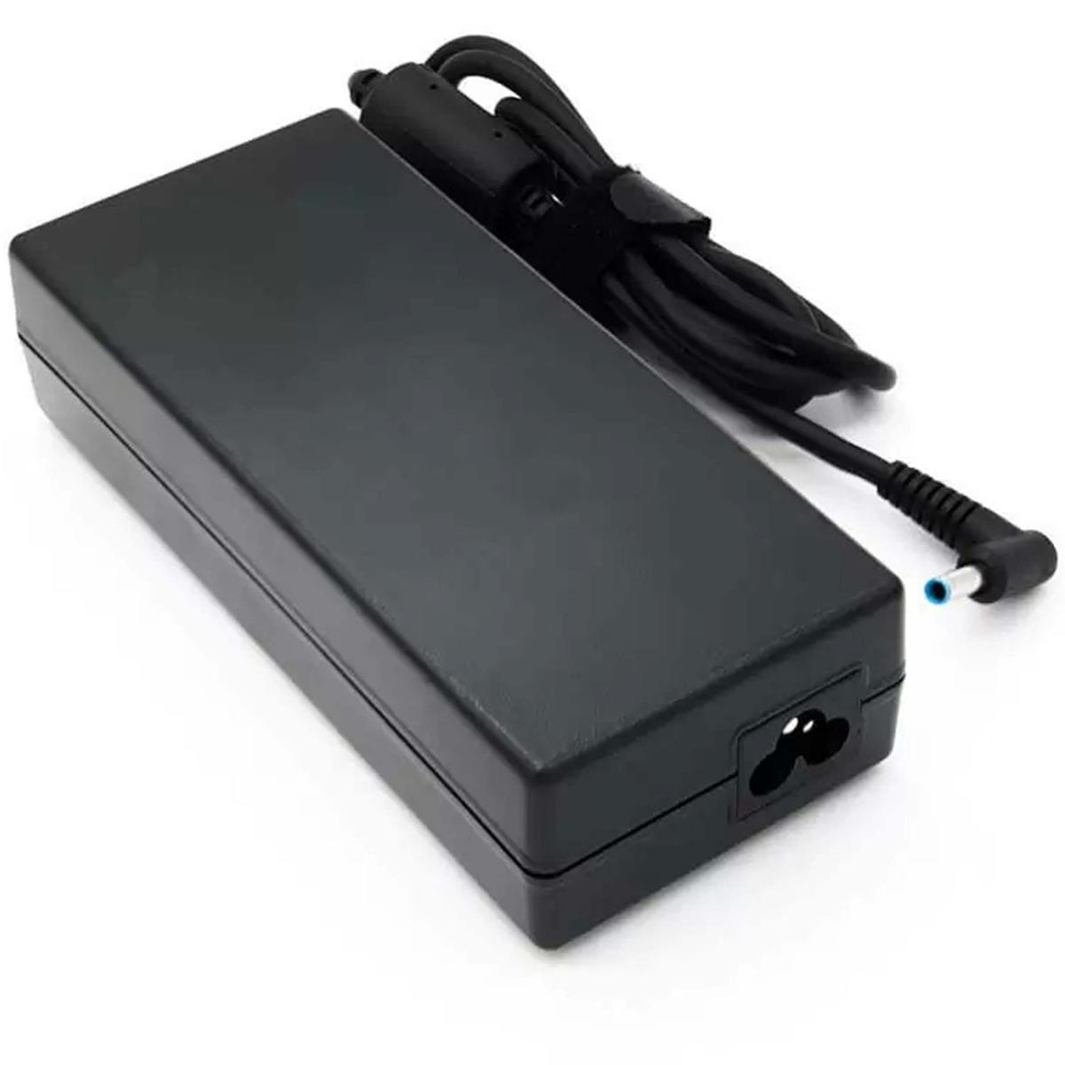 Un adattatore di alimentazione nero per laptop con cavo nero e connettore blu, su sfondo bianco.