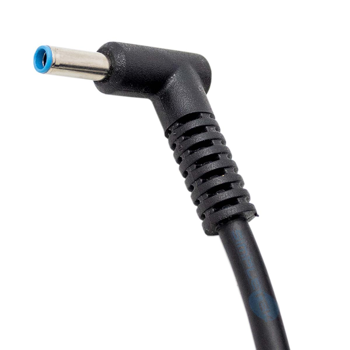 Caricabatterie per laptop nero con punta blu, angolato e isolato su sfondo bianco. Il cavo è a coste.