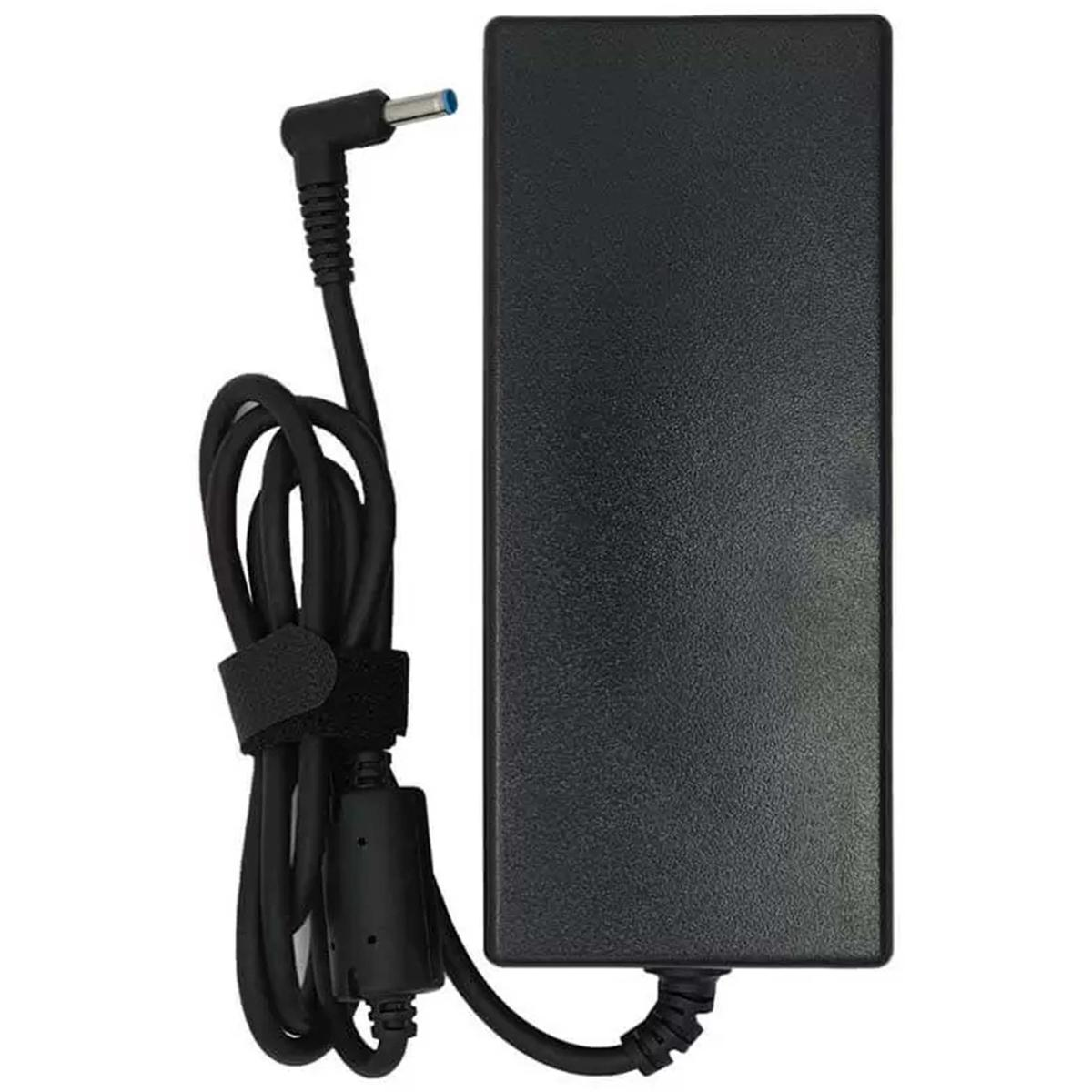 Un alimentatore nero per laptop con cavo arrotolato e connettore con punta blu.