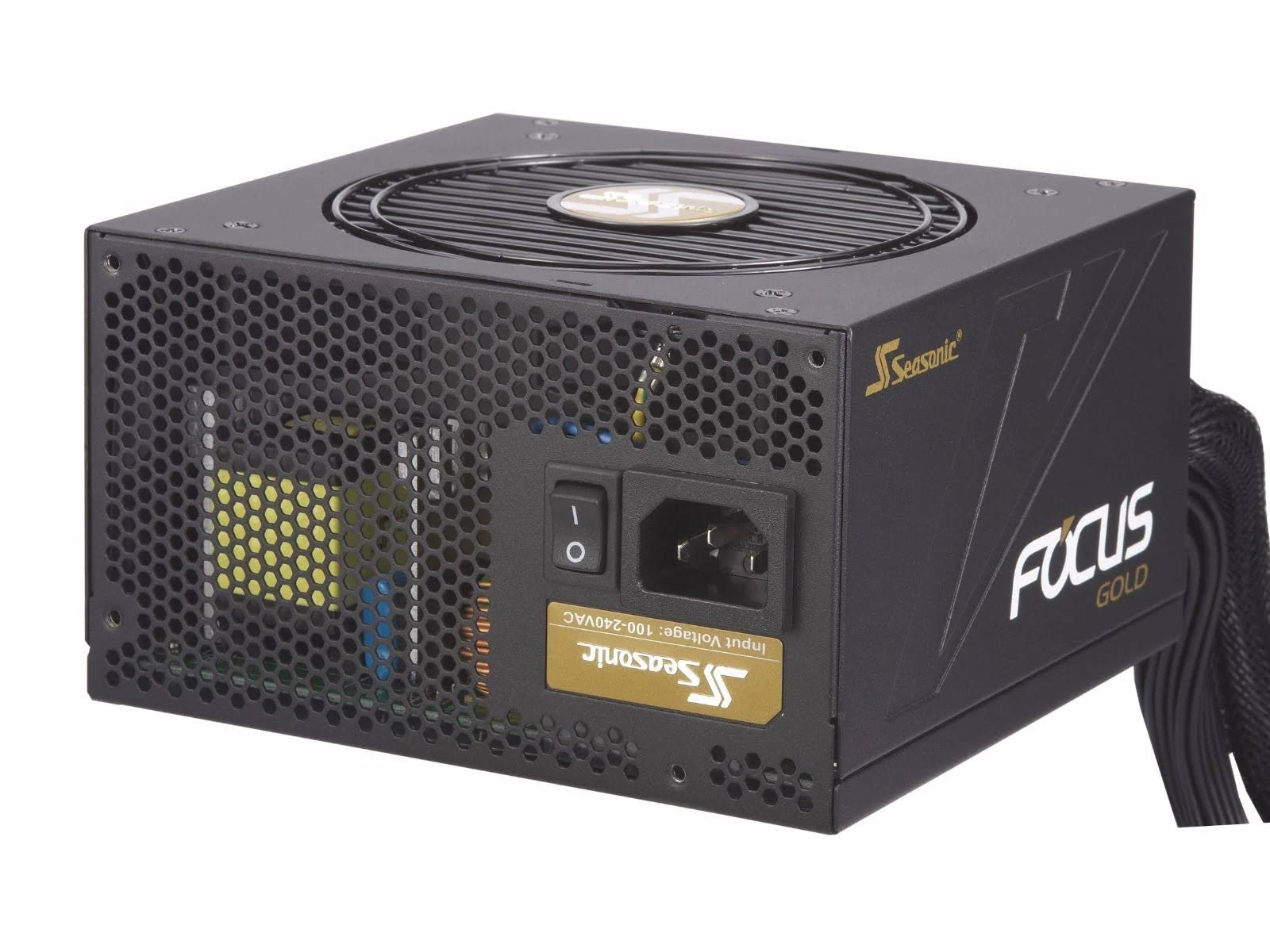 Un alimentatore Seasonic Focus Gold nero. Ha una ventola sopra e connettori laterali. L'interruttore di alimentazione è visibile.