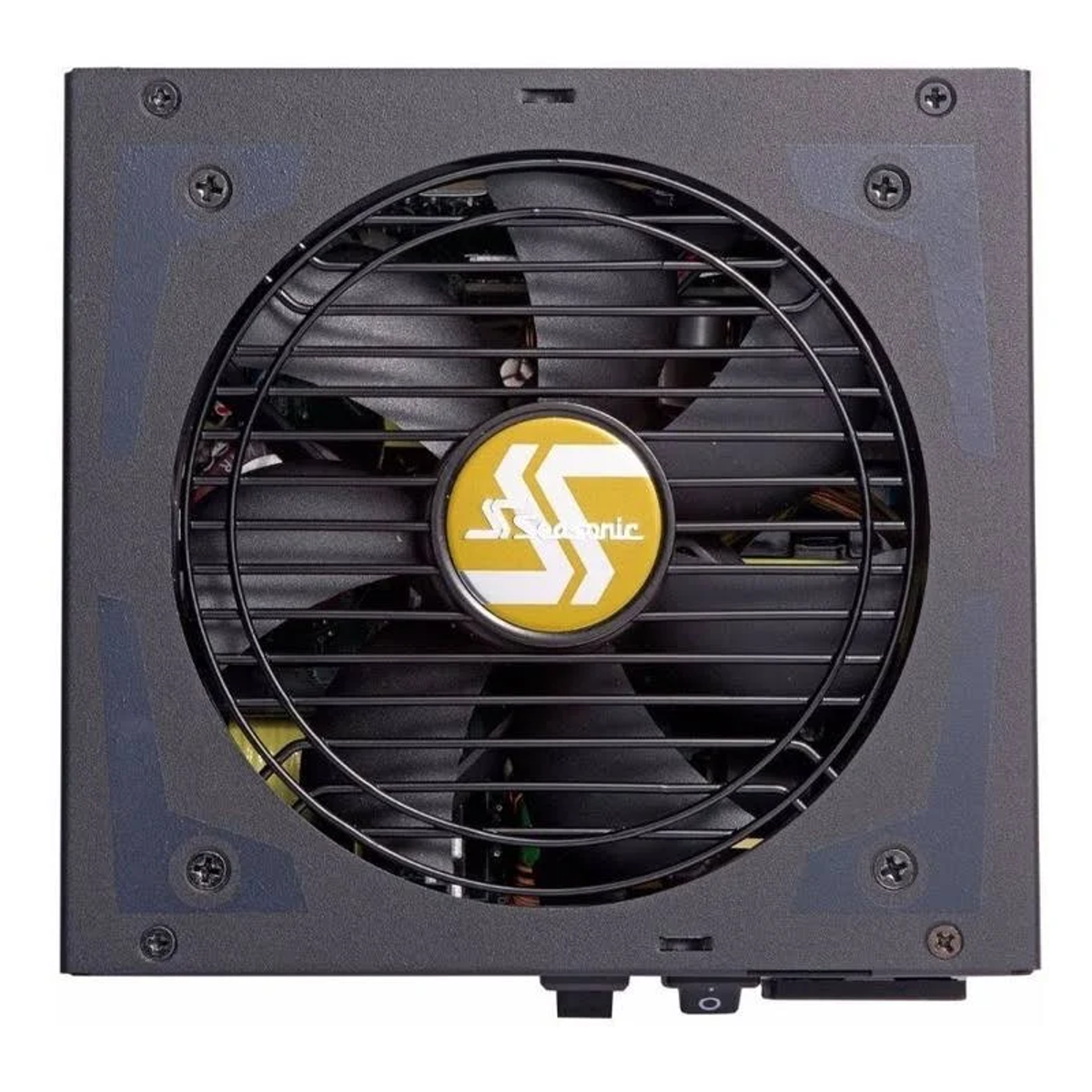 Un alimentatore per computer nero. Ha una ventola coperta da una griglia e un logo giallo e bianco al centro.