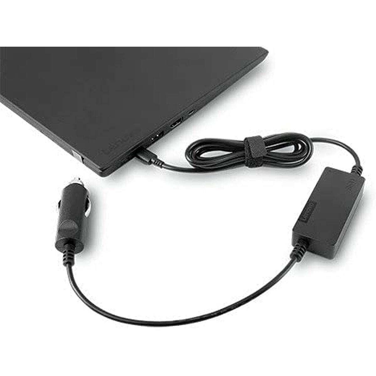Ordinateur portable Lenovo noir avec chargeur connecté. Un chargeur de voiture et un adaptateur secteur sont également connectés par câble noir.