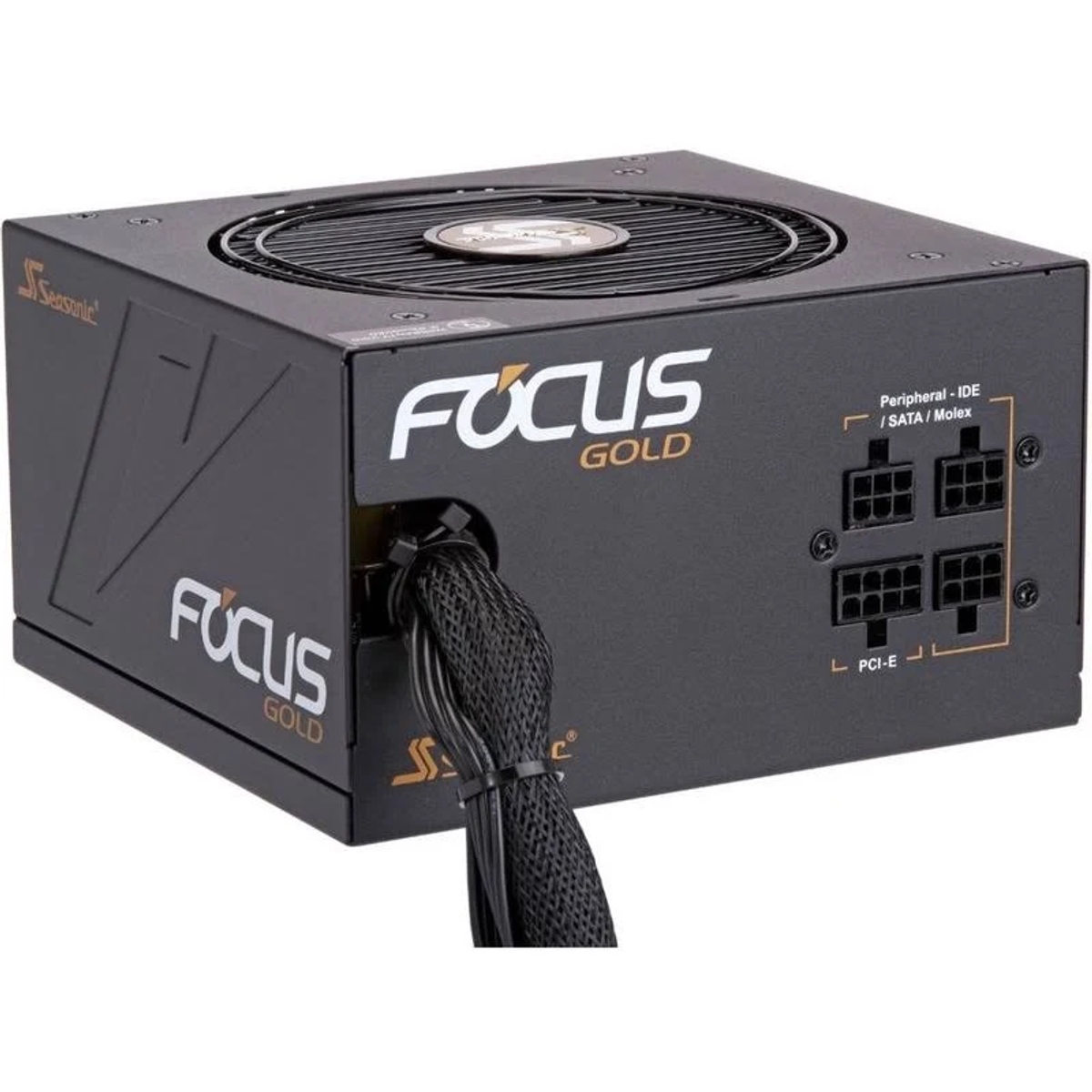 Un alimentatore nero Seasonic FOCUS GOLD. Ha una griglia della ventola, cavi e porte di connessione. Il marchio è visibile.