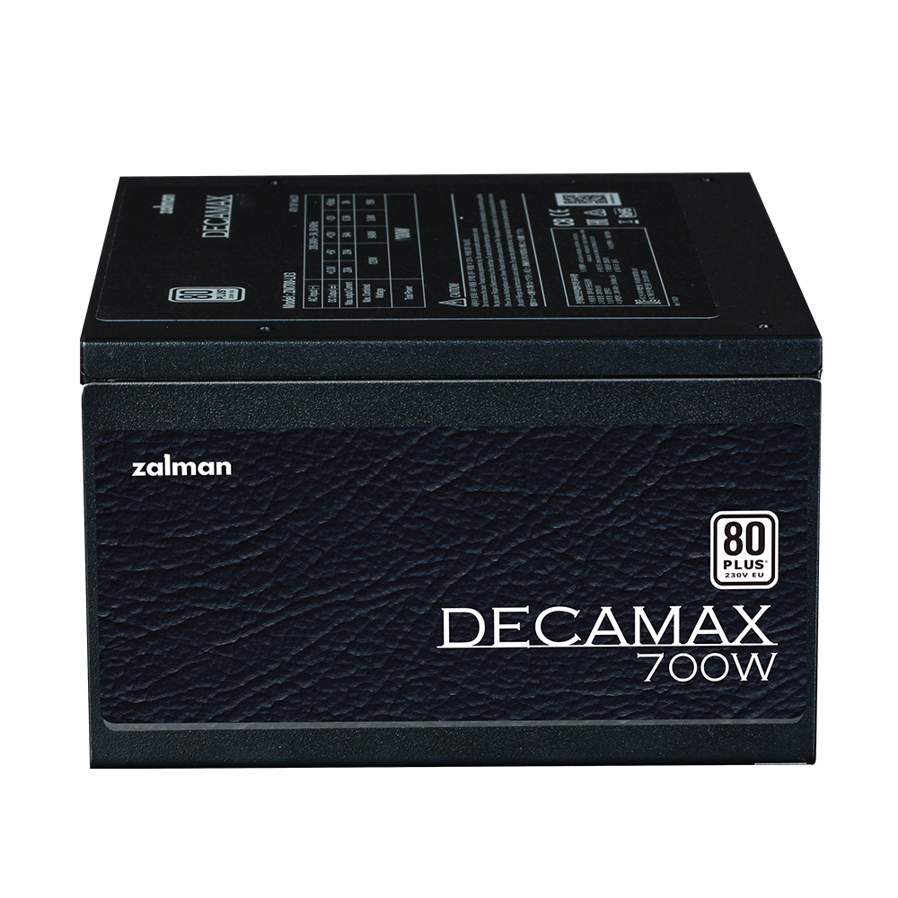 Un alimentatore nero Zalman Decamax 700W. Ha il logo 80 Plus e il testo sulla parte anteriore e una superficie strutturata.