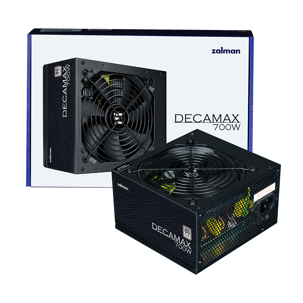 Viene mostrato un alimentatore Zalman Decamax 700W nero. È posizionato davanti alla sua scatola, che mostra anch'essa l'alimentatore.