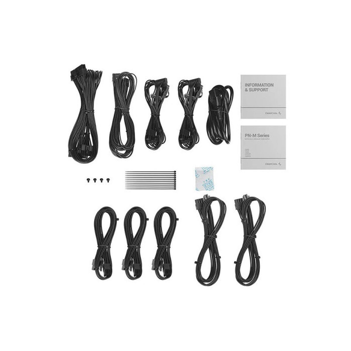 Czarne kable komputerowe, instrukcje i małe akcesoria ułożone na białym tle. Widoczne jest kilka wiązek kabli.