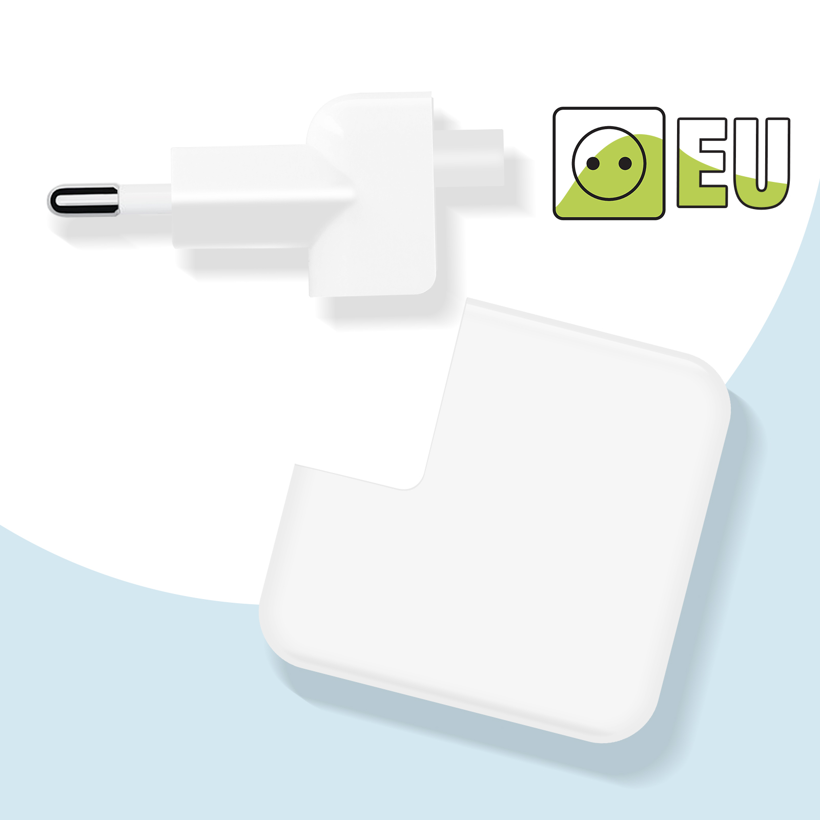 Un adattatore per spina europea bianco con una porta USB-C e il suo coperchio. Il simbolo UE è in alto a destra, su sfondo azzurro.