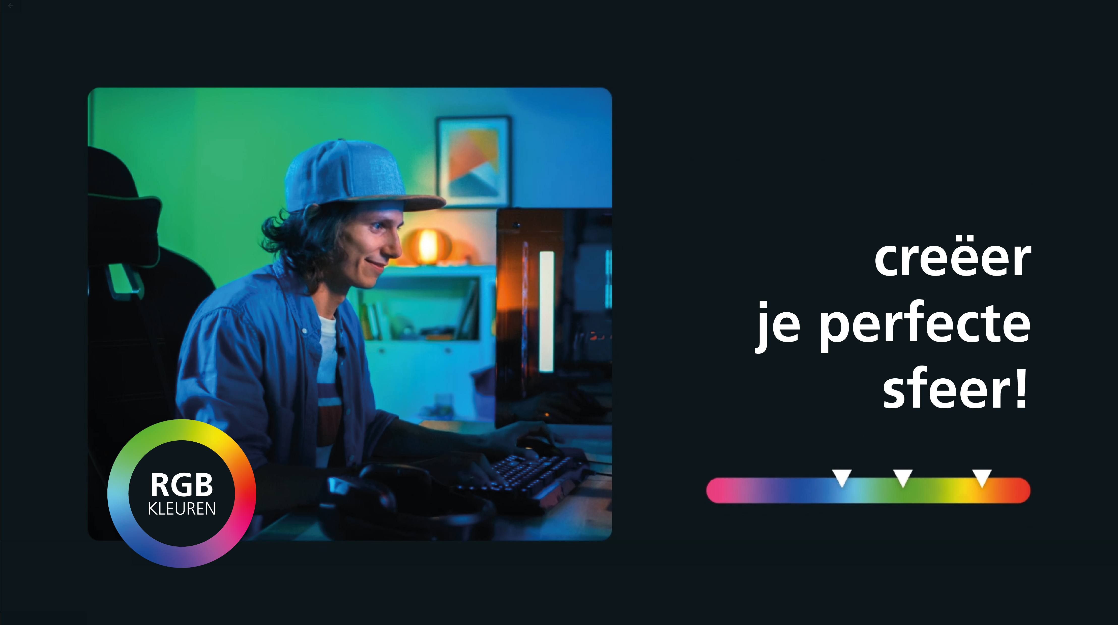 Un uomo con un berretto blu usa un computer. L'immagine ha effetti di luce colorati con un cerchio RGB nell'angolo e testo a destra.