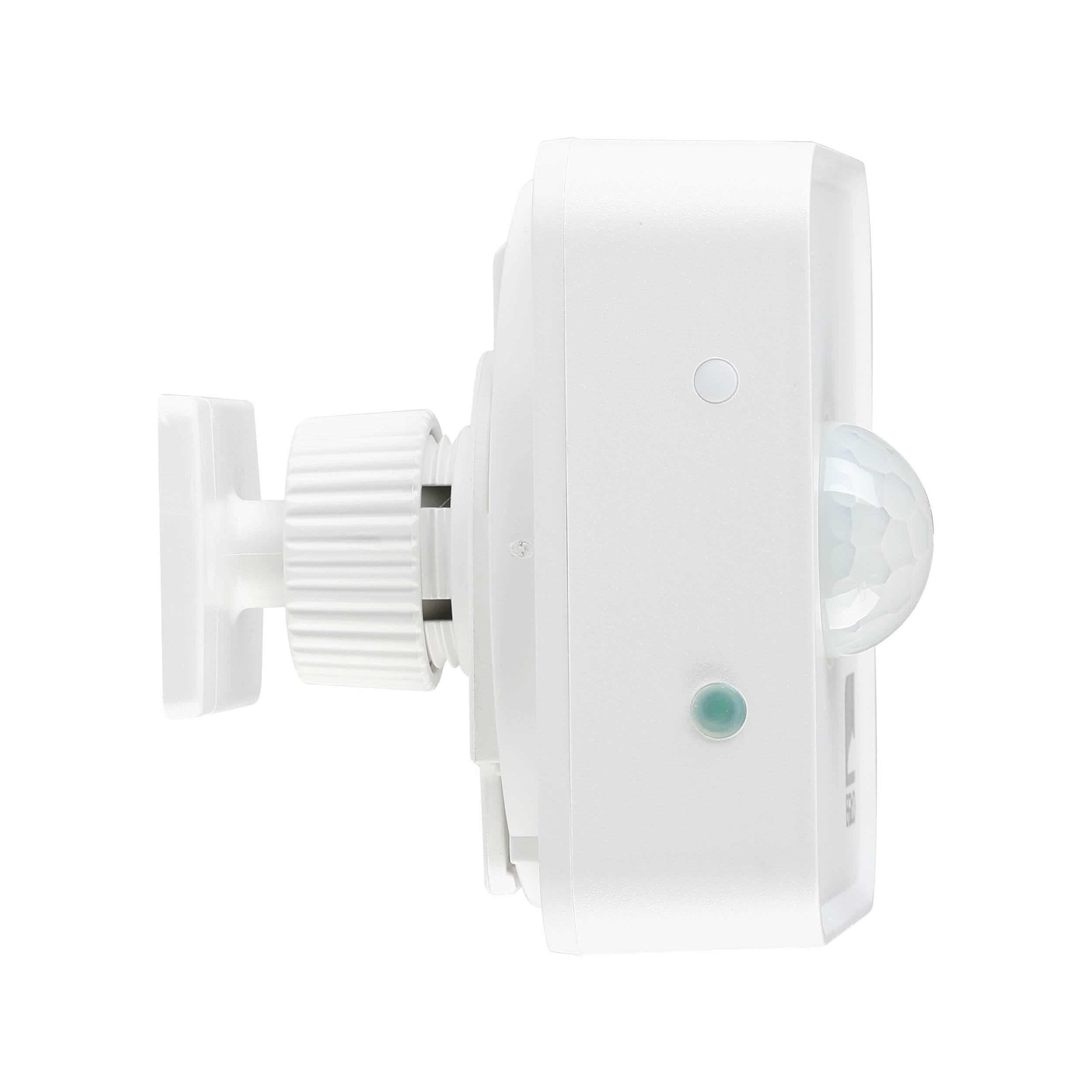Un sensore di movimento bianco con cupola trasparente e LED verde, montato su sfondo bianco.