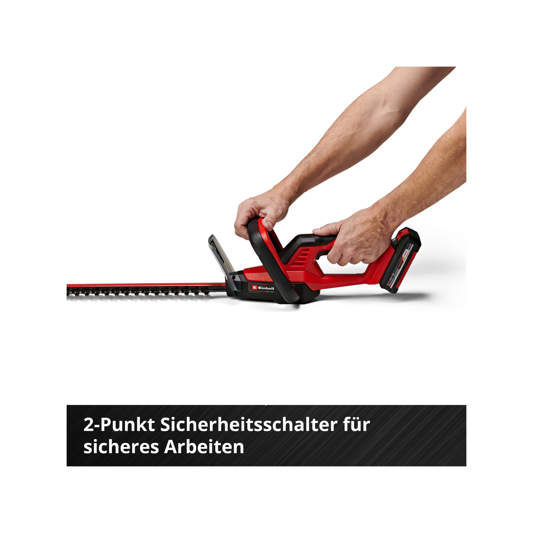 Osoba używająca czerwono-czarnej nożycy do żywopłotu. Trymer trzymany jest obiema rękami. Białe tło.