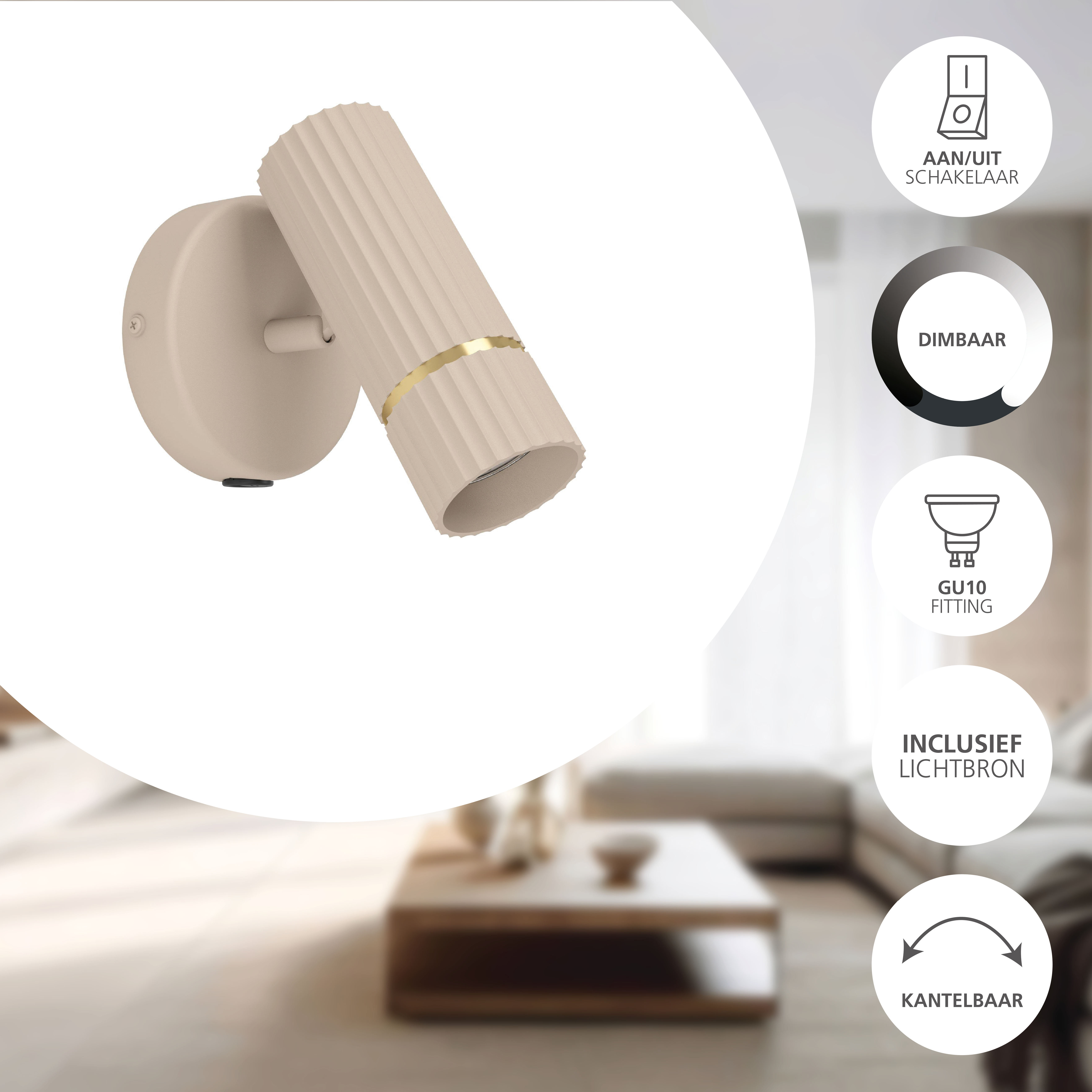 Una lampada da parete beige con paralume a coste e fascia dorata. Su sfondo bianco.