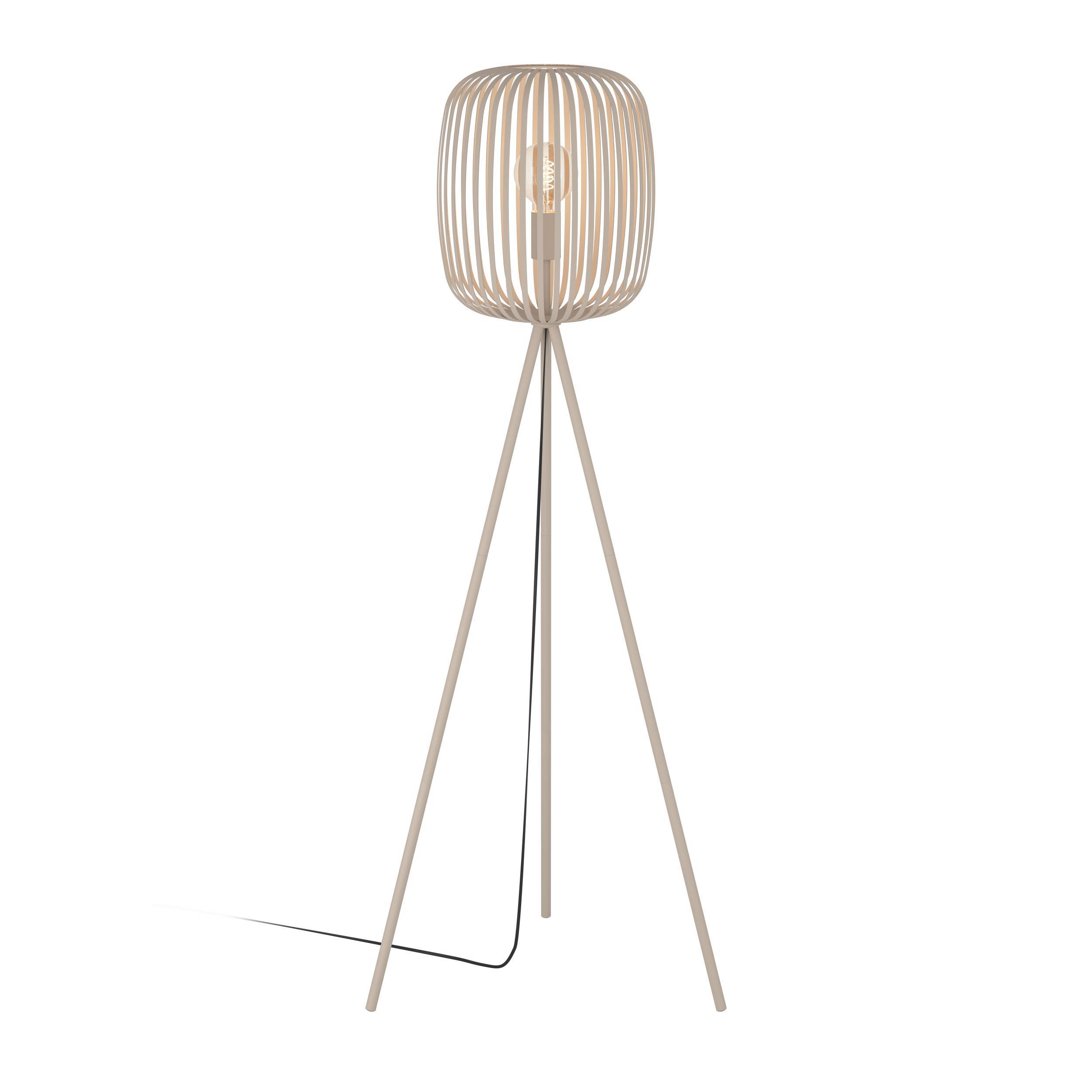 Een beige vloerlamp met een houten lampenkap en drie poten. De gloeilamp is zichtbaar. Een zwart snoer loopt naar links.