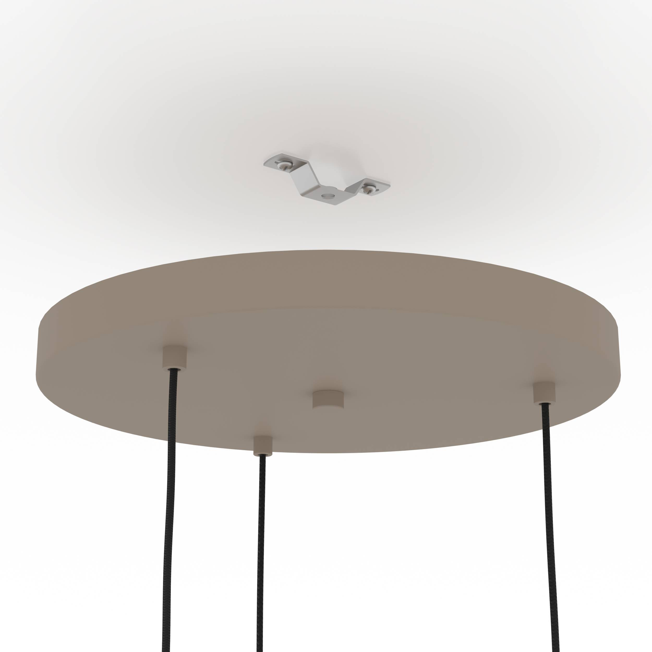 Een plafondlamp met een ronde kap en zwarte snoeren. Het plafond is wit.
