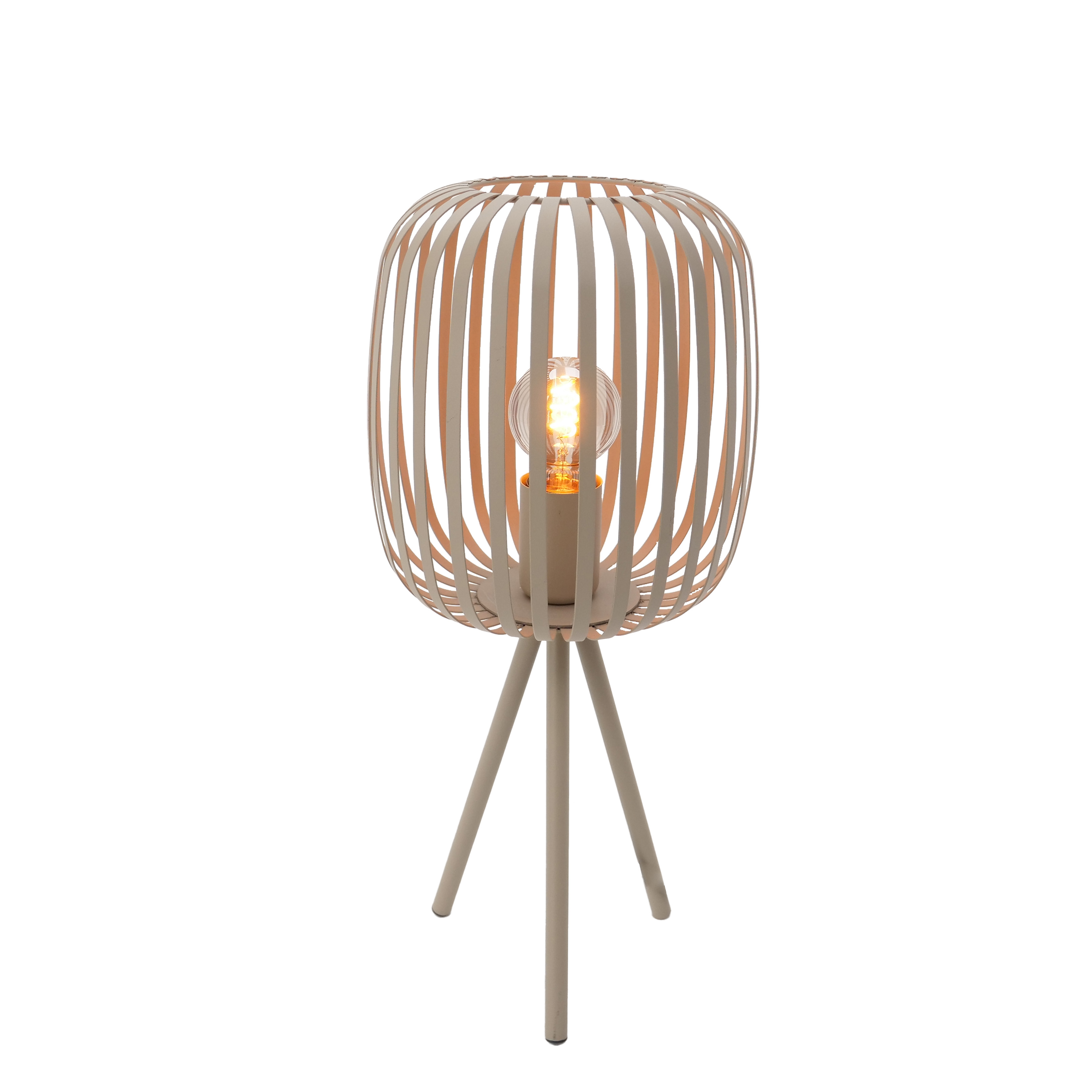 Een beige lamp met een kooi-achtige kap en een gloeilamp erin. Hij staat op drie poten.