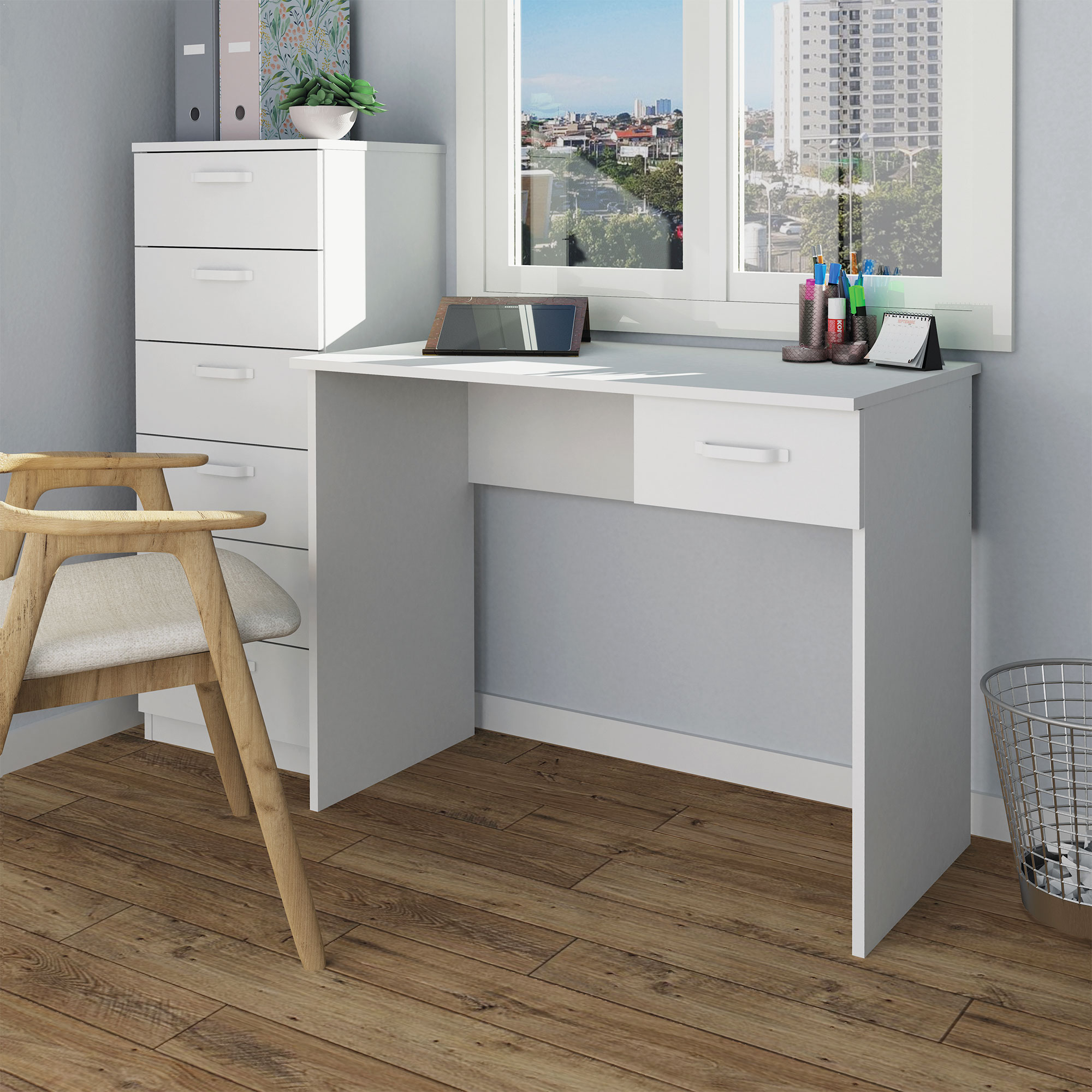 Ein weißer Schreibtisch und Schrank mit Holzstuhl. Ein Fenster zeigt einen Blick auf die Stadt. Rechts ein Papierkorb.