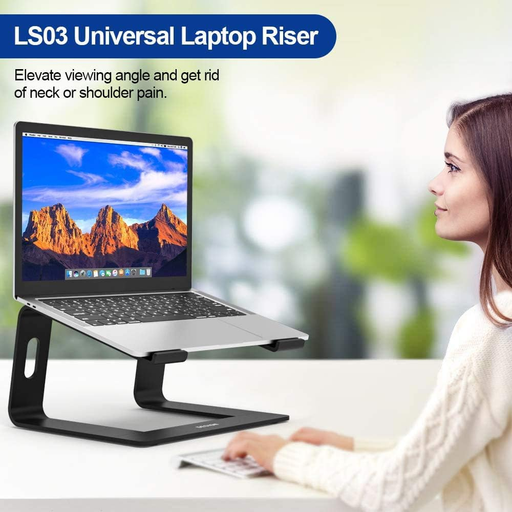 Eine Frau benutzt einen Laptop auf einem schwarzen Ständer. Der Text oben lautet: LS03 Universal Laptop Riser. Der Bildschirm zeigt eine Berglandschaft.
