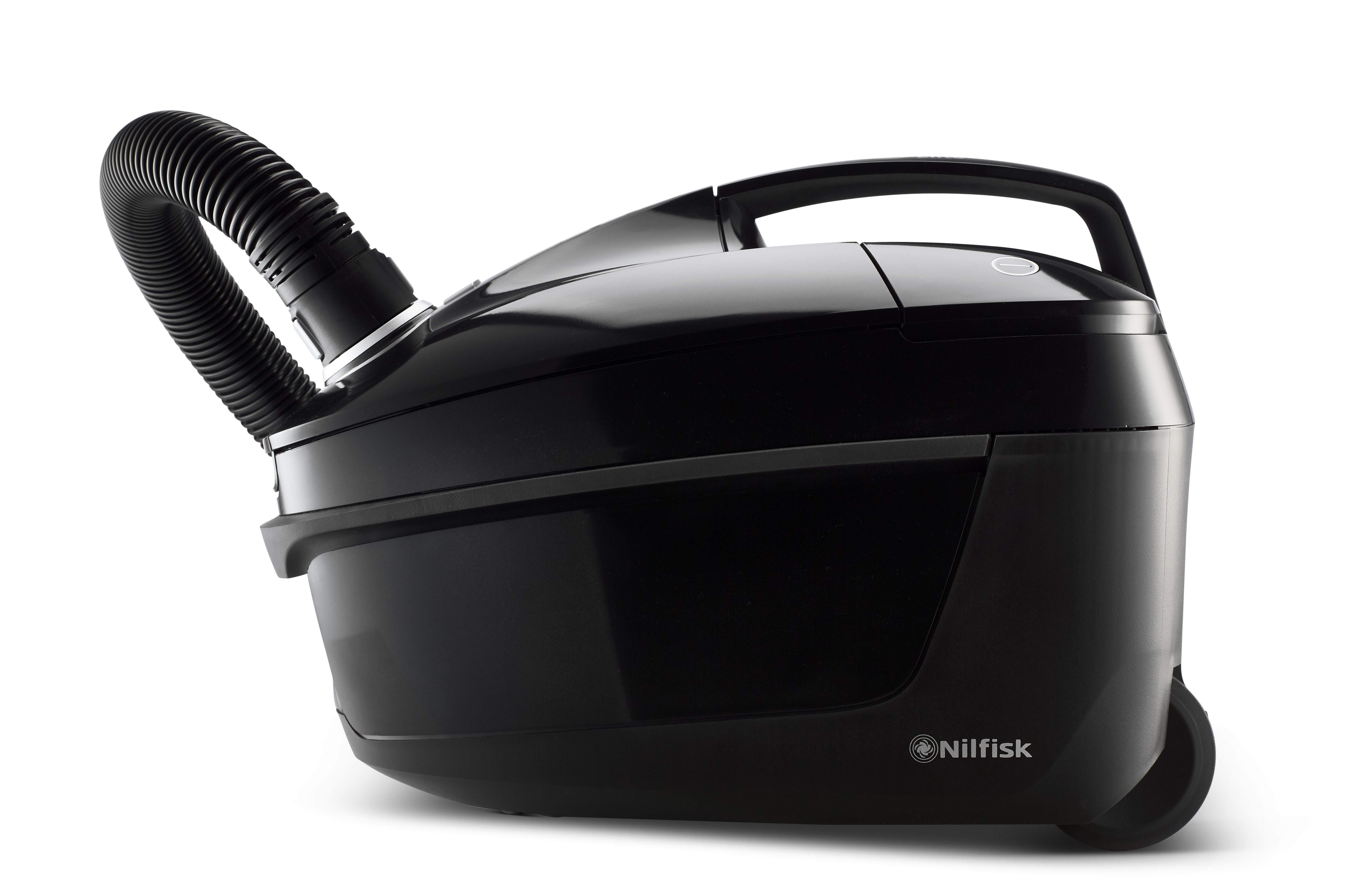 Czarny odkurzacz Nilfisk na białym tle. Ma czarny wąż i uchwyt. Widoczna nazwa marki.