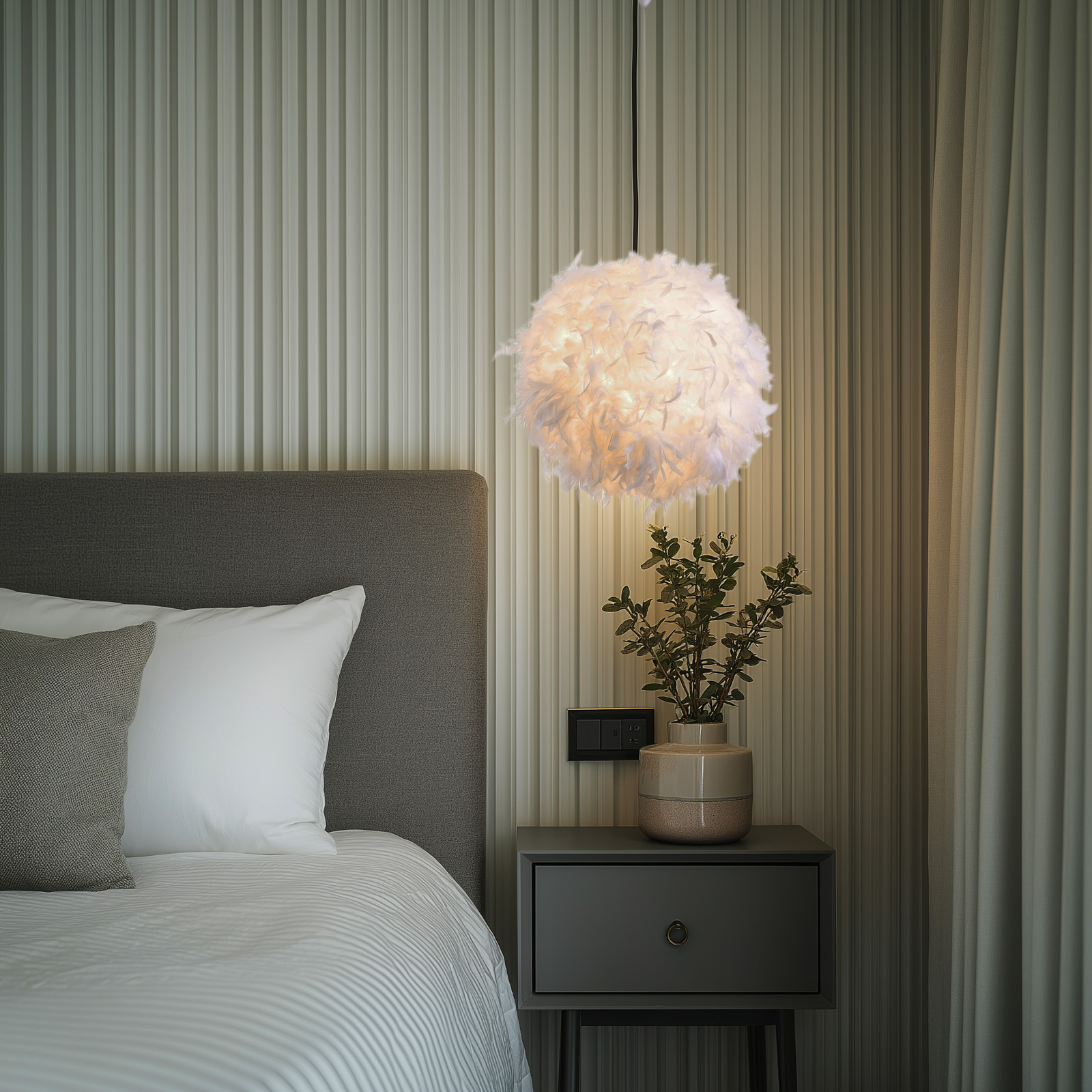 Schlafzimmer mit Bett, Nachttisch und Federlampe. Eine Pflanze steht auf dem Nachttisch. Die Wand ist strukturiert.