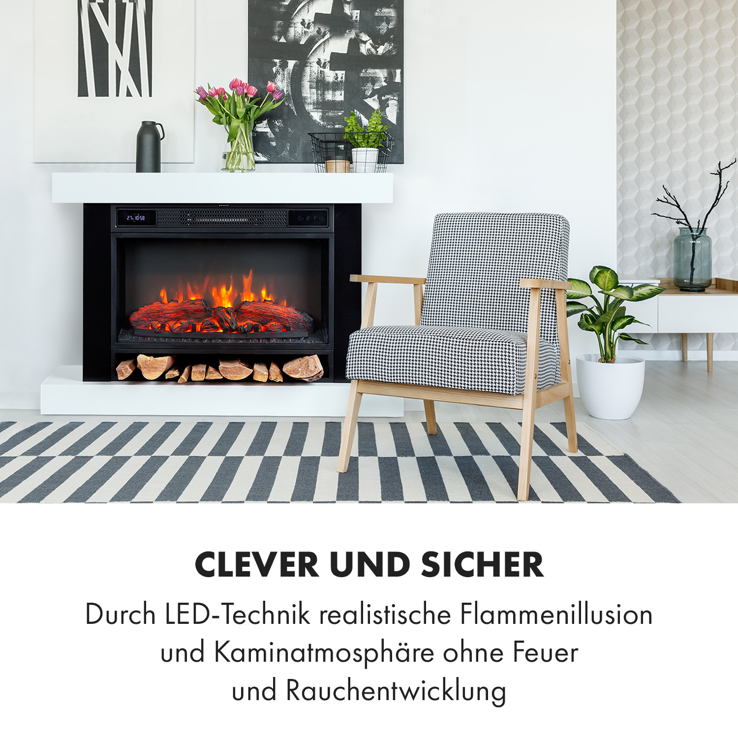 Ein moderner Kamin mit Stuhl, Pflanze und Kunstwerk. Der Kamin hat einen realistischen Flammeneffekt. Der Stuhl hat ein schwarz-weißes Muster.