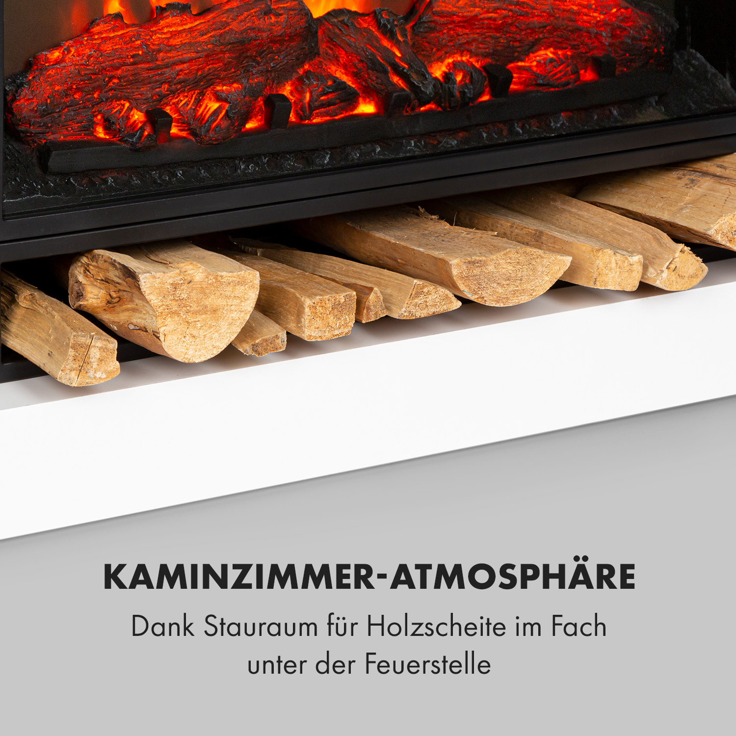 Ein Kamin mit leuchtend roten Flammen und Holzscheiten. Unter den Flammen befindet sich ein Fach mit gestapeltem Brennholz.