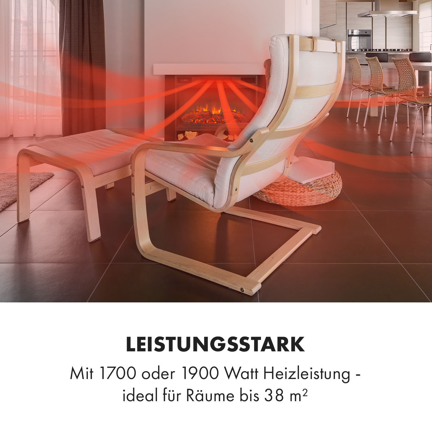 Eine gemütliche Wohnzimmerszene mit Stuhl, Fußstütze und Kamin, der Wärme abgibt. Der Text unten lautet 'LEISTUNGSSTARK' und Leistungsdetails.
