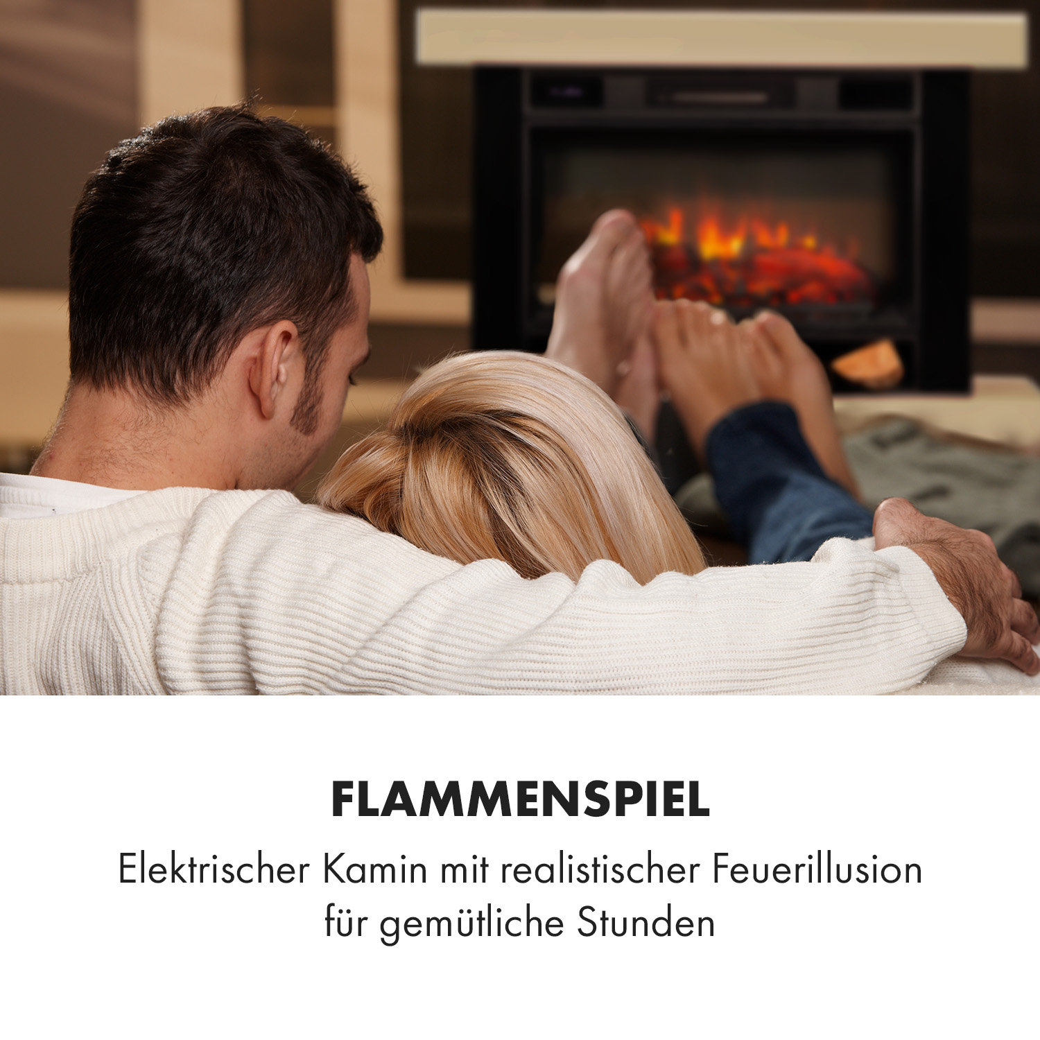 Paar entspannt sich am Kamin. Mann und Frau umarmen sich, Füße vor einem glühenden Feuer. Die Szene fördert Wärme und Komfort.