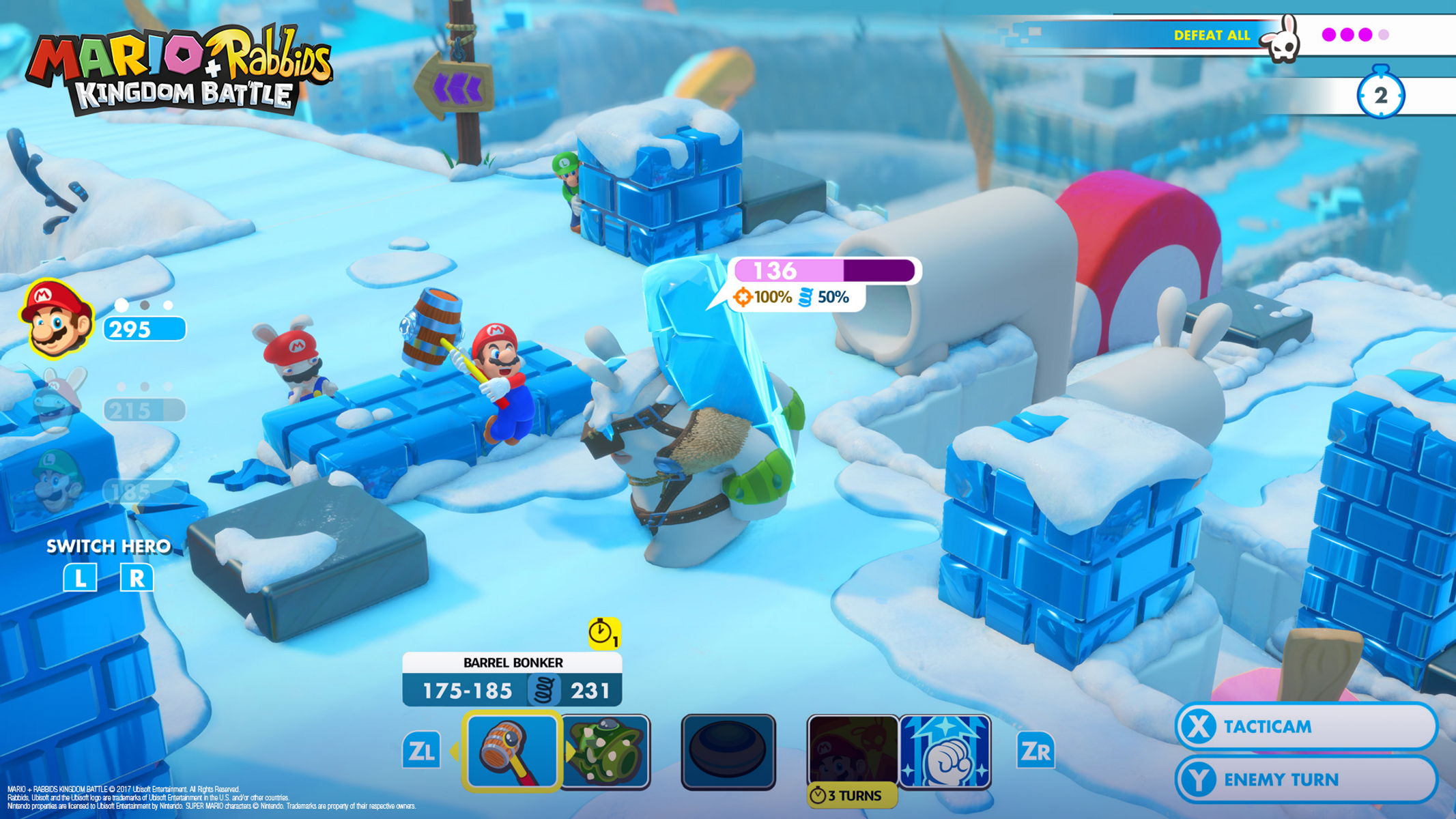 Mario y Rabbids en una escena de juego nevada. Los personajes luchan en bloques azules. Barras de salud e interfaz de juego visibles.