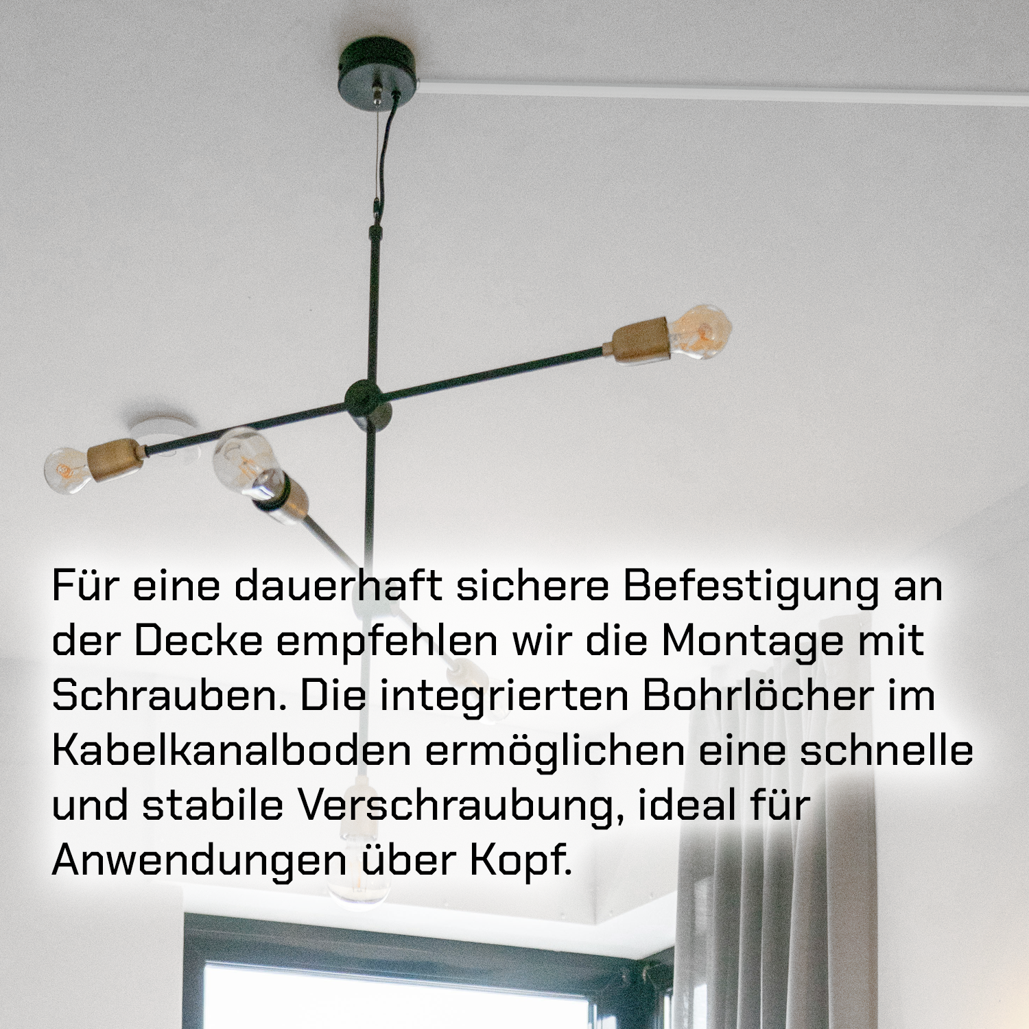 Eine schwarze Deckenleuchte mit vier Glühbirnen ist an einer weißen Decke montiert. Text darunter empfiehlt die Schraubmontage.