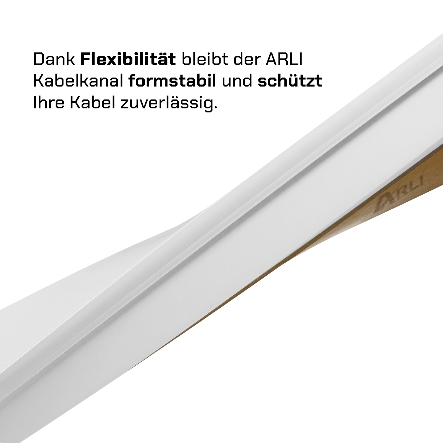 Weißer Kabelkanal mit deutschem Text. Der Kanal ist abgewinkelt und teilweise abgezogen, wodurch ein braunes Innere sichtbar wird.