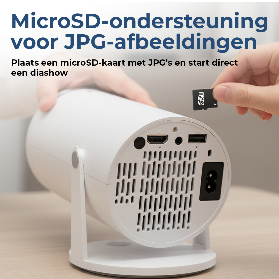 Een hand steekt een microSD-kaart in een witte projector. De tekst luidt 'MicroSD-ondersteuning voor JPG-afbeeldingen'.