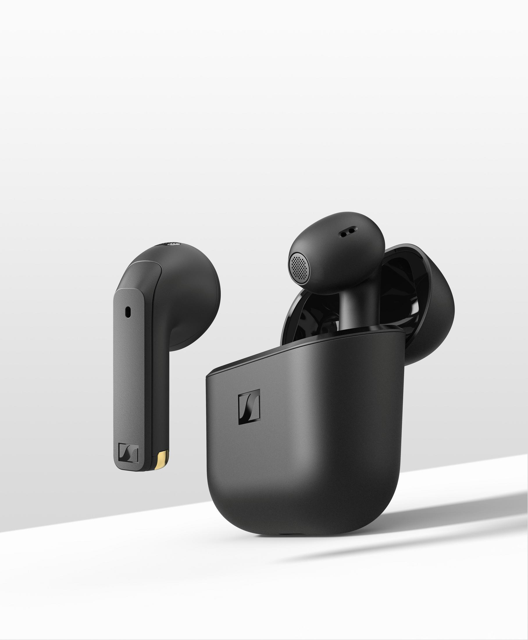 Auriculares inalámbricos negros con estuche de carga sobre fondo blanco. Un auricular está separado, el otro en el estuche.