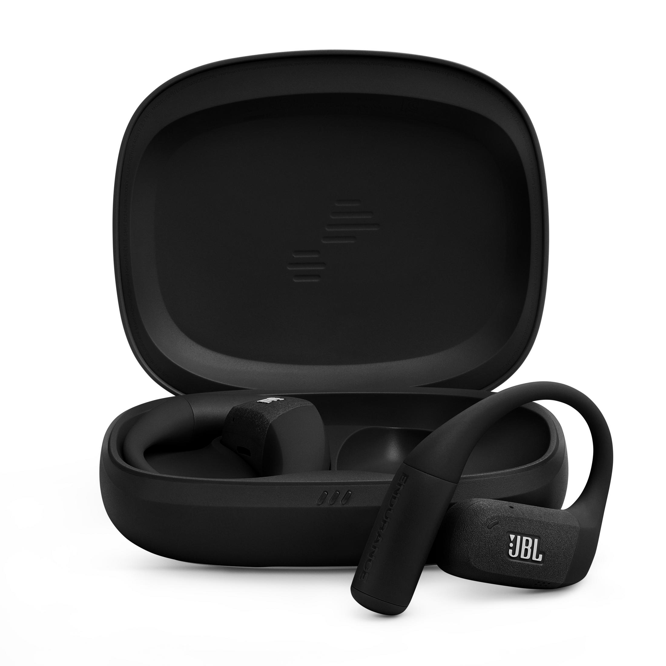 Auricolari e custodia di ricarica JBL Endurance Zone neri su sfondo bianco. Un auricolare è fuori dalla custodia.