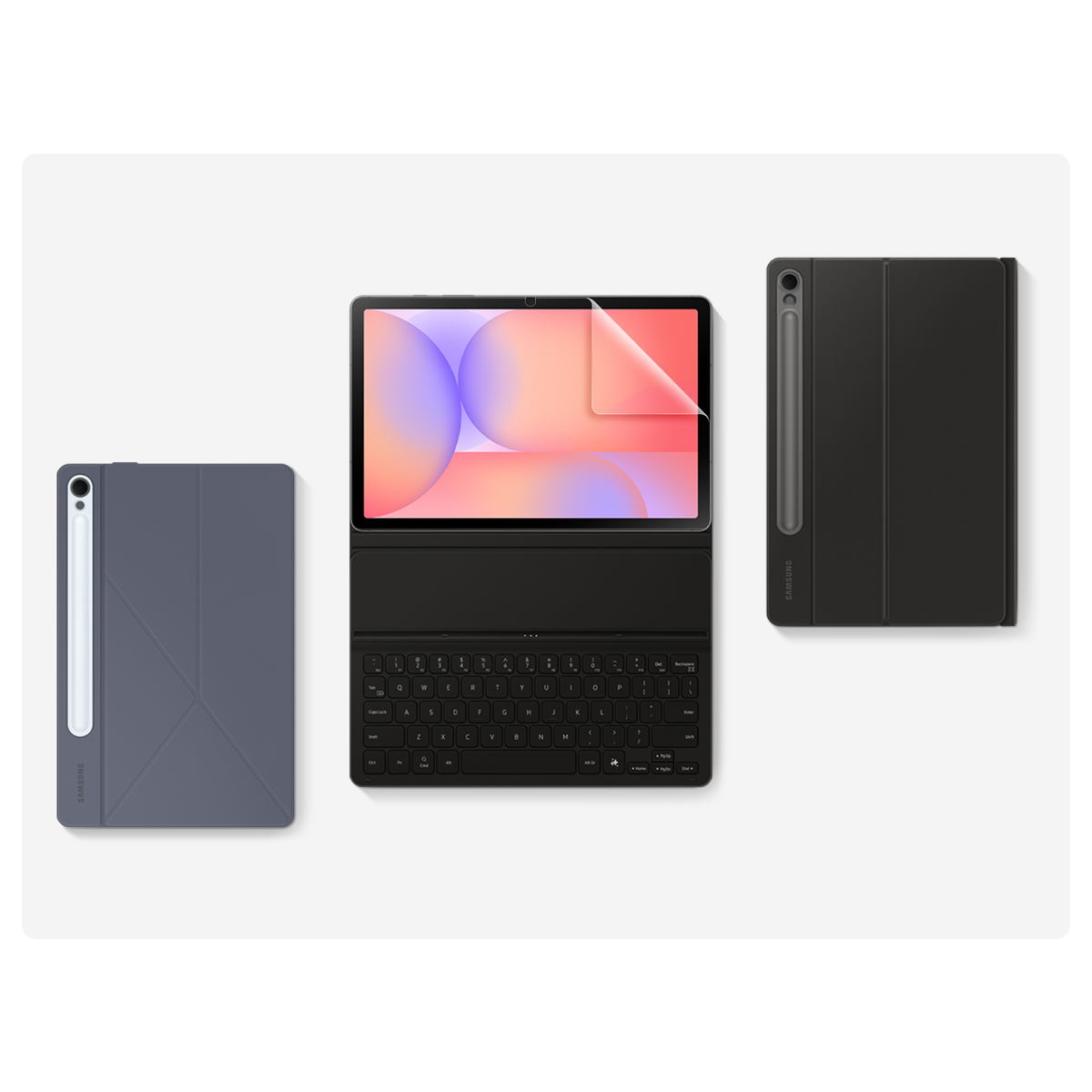 Trzy tablety z akcesoriami: jeden z ochraniaczem ekranu, jeden z klawiaturą i jeden z etui i rysikiem na białej powierzchni.