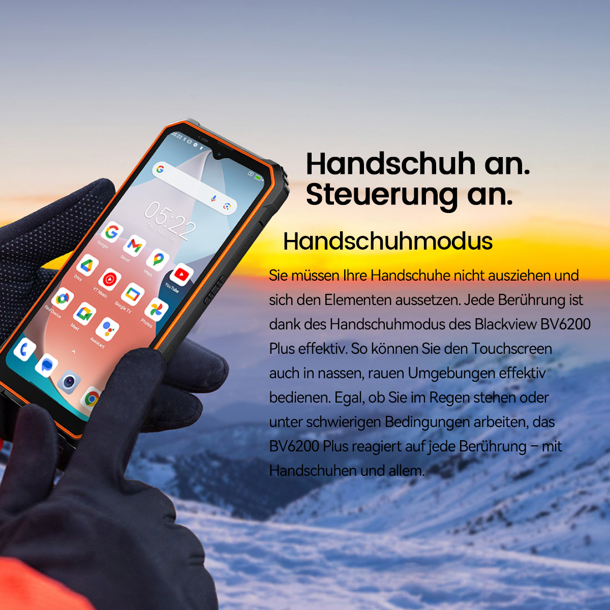 Eine Hand in einem Handschuh hält ein Smartphone. Der Bildschirm zeigt Apps. Der Hintergrund zeigt einen Berg und einen Sonnenuntergang.