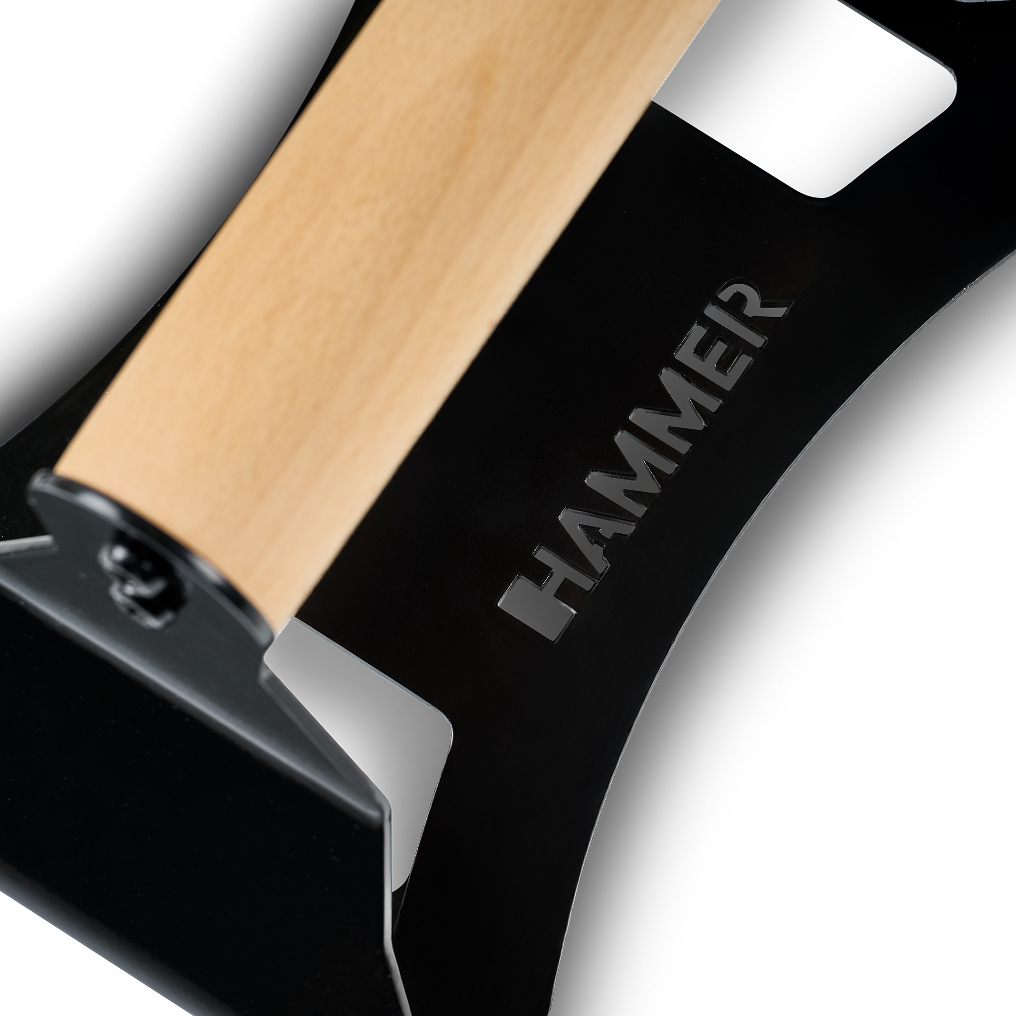 Nahaufnahme eines schwarzen Hammerkopfs mit 'HAMMER'-Ausschnitt, Holzgriff. Weißer Hintergrund.