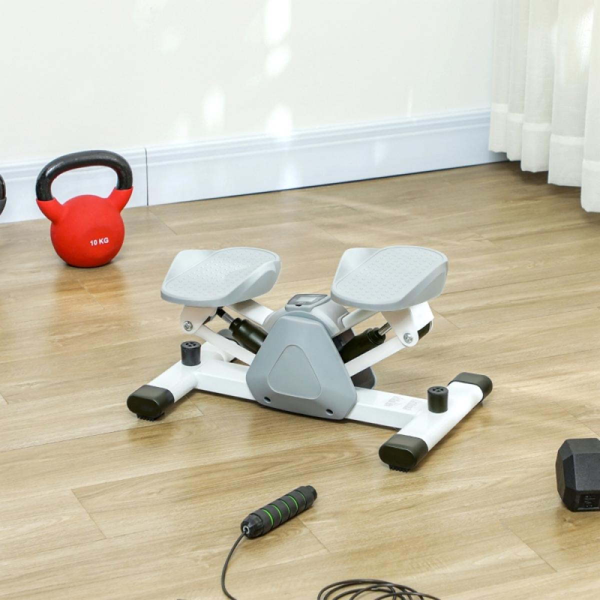Ein Heim-Fitnessstudio mit Stepper, Kettlebell, Kurzhantel und Springseil auf einem Holzboden. Weiße Wände und Vorhänge im Hintergrund.
