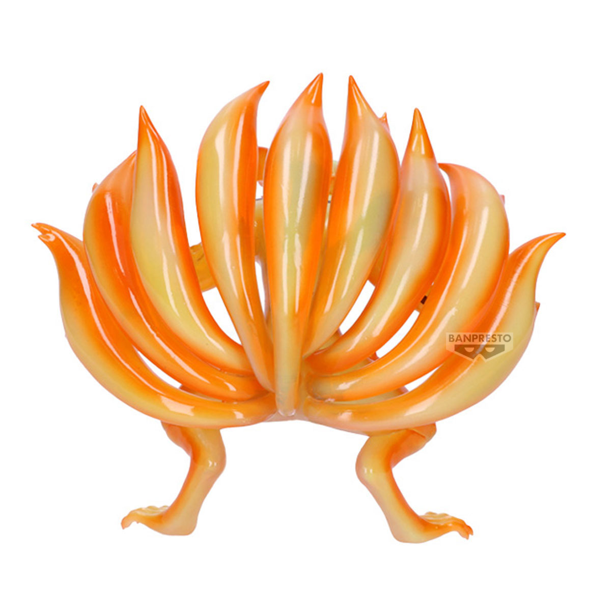 Una statuetta raffigurante nove code di volpe nei toni arancione e giallo, con piccole zampe. È visibile un logo 'Banpresto'.
