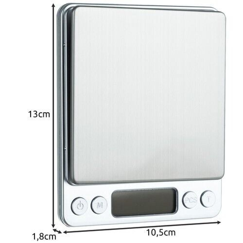 Eine silberne digitale Küchenwaage. Sie hat eine rechteckige Form mit Display und Tasten. Abmessungen sind angegeben: 13 cm x 10,5 cm x 1,8 cm.