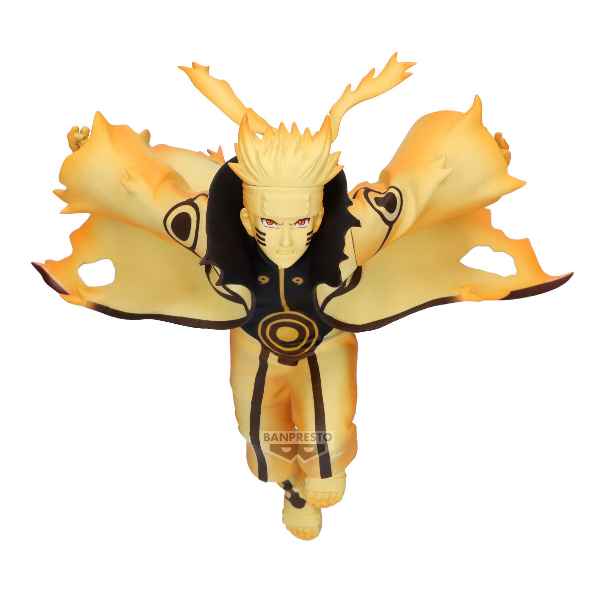 Figura di Naruto in posa dinamica, con abito arancione e nero, mantello fluente e capelli gialli. Sfondo bianco.