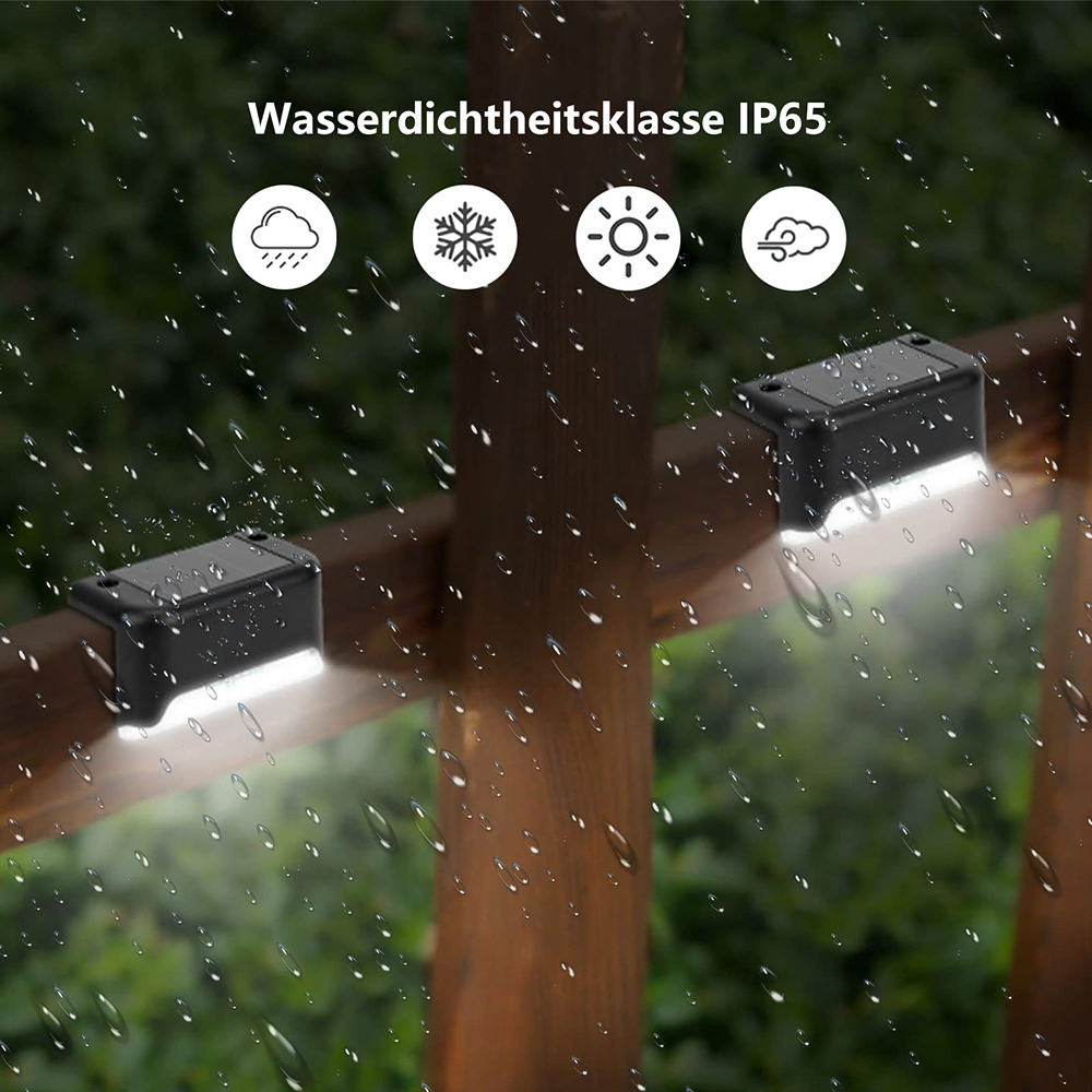 Zwei schwarze Lichter auf einem Holzzaun mit Regentropfen. Wetter-Icons oben. Titel: Wasserdicht IP65. Die Lichter sind an.