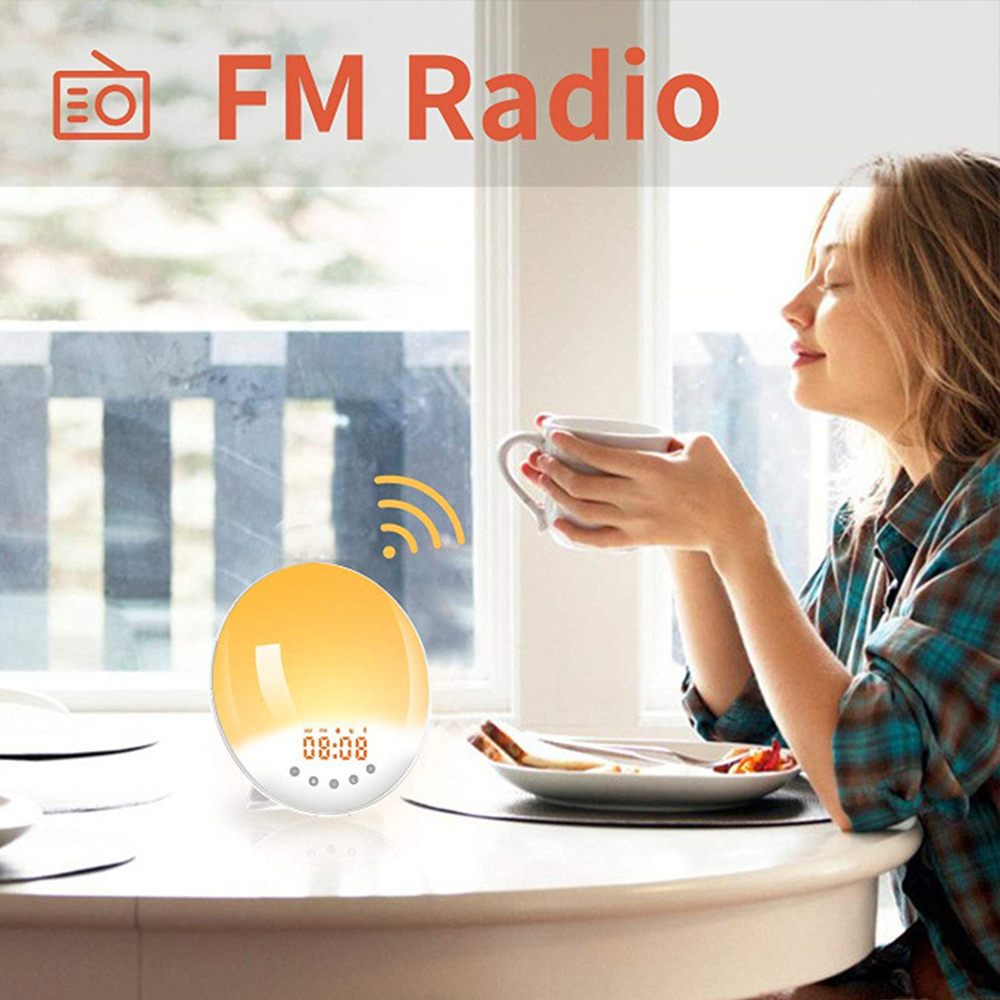 Eine Frau mit einer Kaffeetasse sitzt an einem Tisch. Ein Radio-Wecker steht auf dem Tisch. FM Radio Text oben.