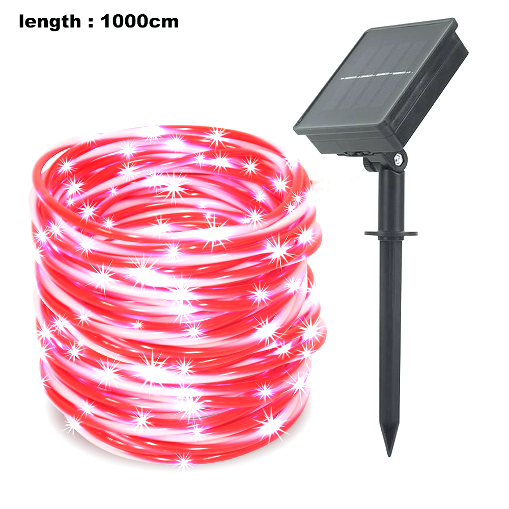 Rote und weiße Lichterketten neben einem schwarzen Solarpanel mit einem Pfahl. Text: Länge: 1000 cm.