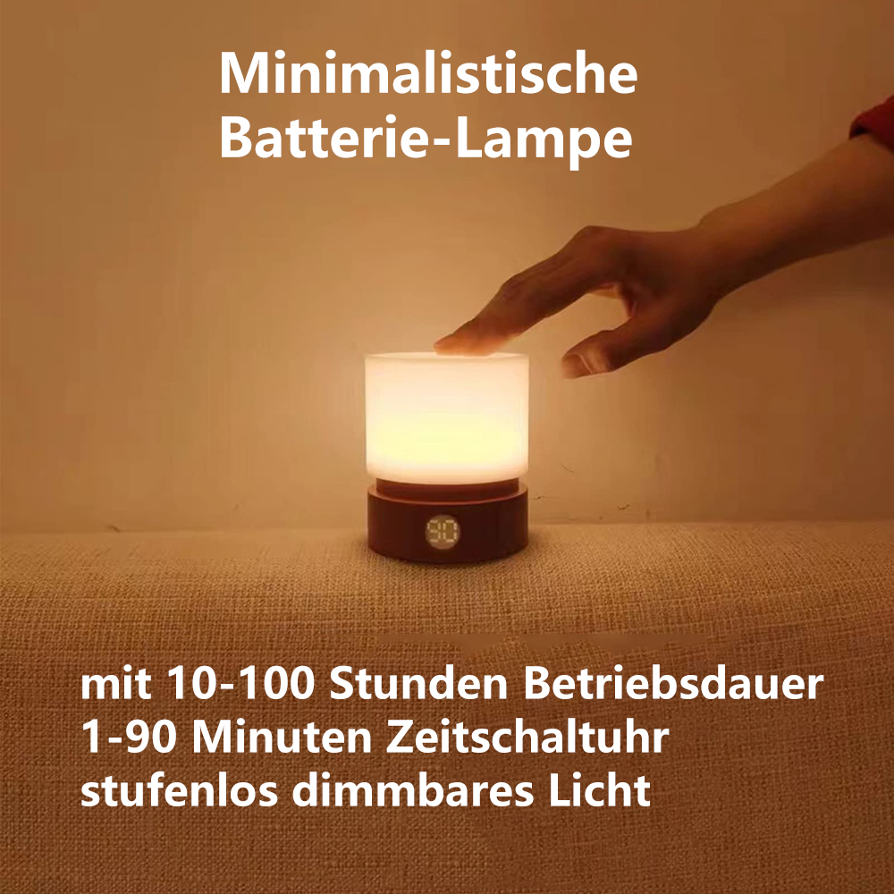 Eine Hand berührt eine leuchtende weiße Lampe auf braunem Sockel. Text sagt 'minimalistische Batterielampe' und Eigenschaften wie Timer und dimmbares Licht.